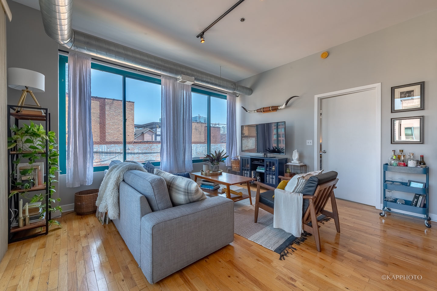 910 West Madison Street, Unit 906E Chicago, IL 60607 - Photo 5 of 26 a living room with furniture and a large window