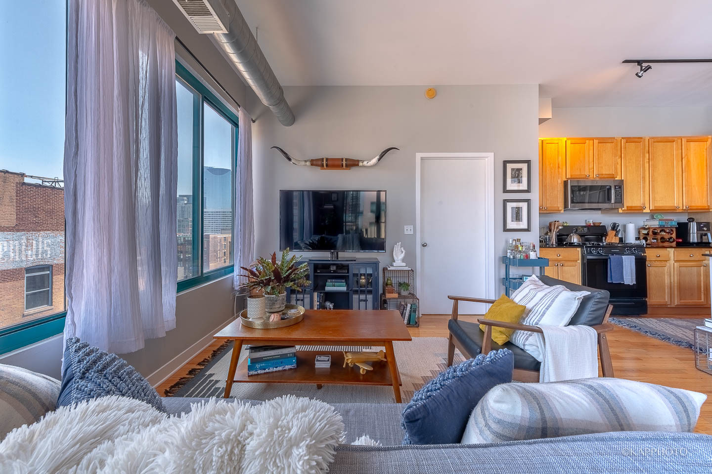 910 West Madison Street, Unit 906E Chicago, IL 60607 - Photo 6 of 26 a living room with furniture and a flat screen tv