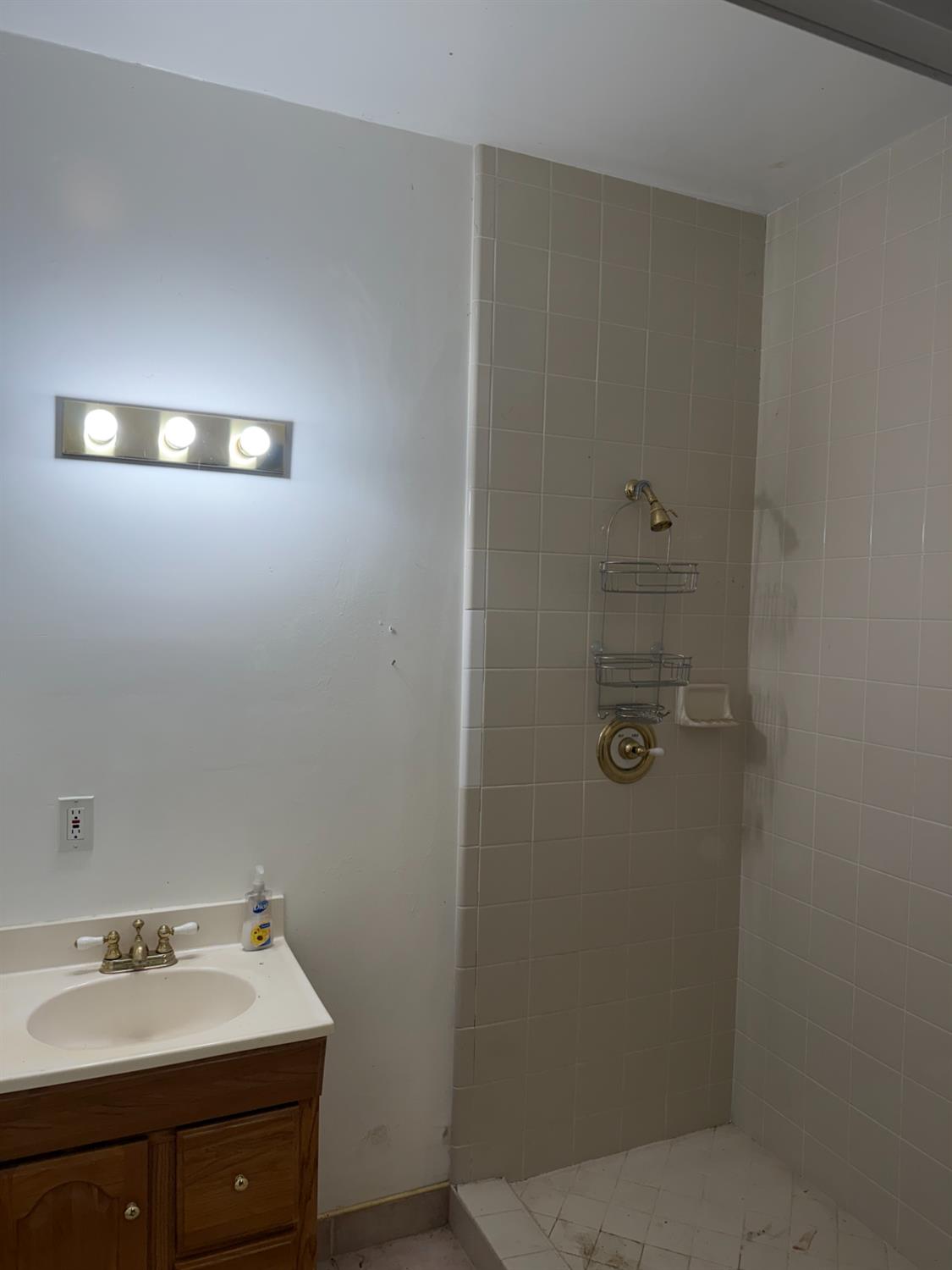 5712 East Jahant Road Galt, CA 95632 - Photo 26 of 42 Full bath in garage.