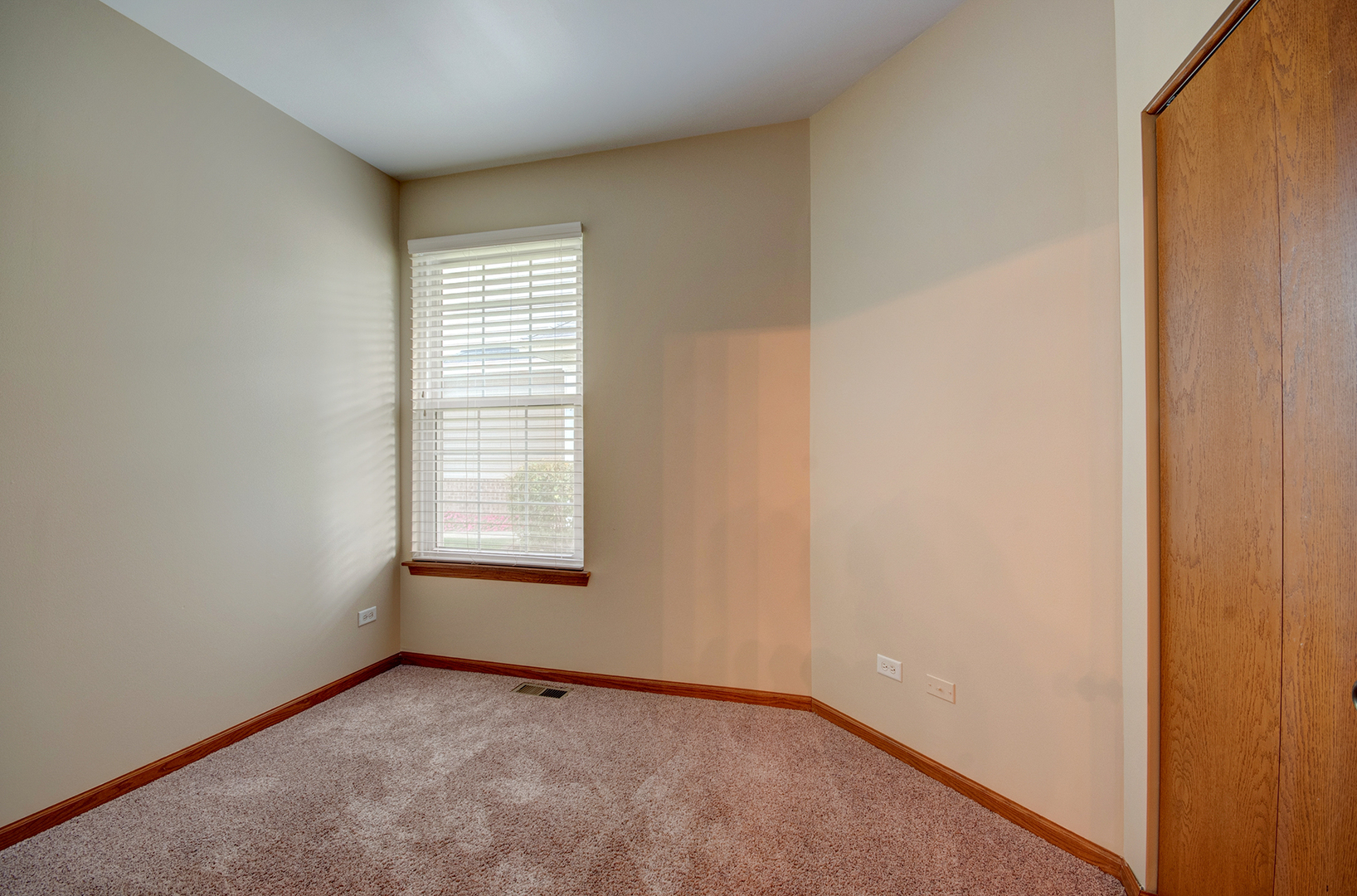 520 Frieh Drive Romeoville, IL 60446 - Photo 14 of 26 a view of an empty room with a window