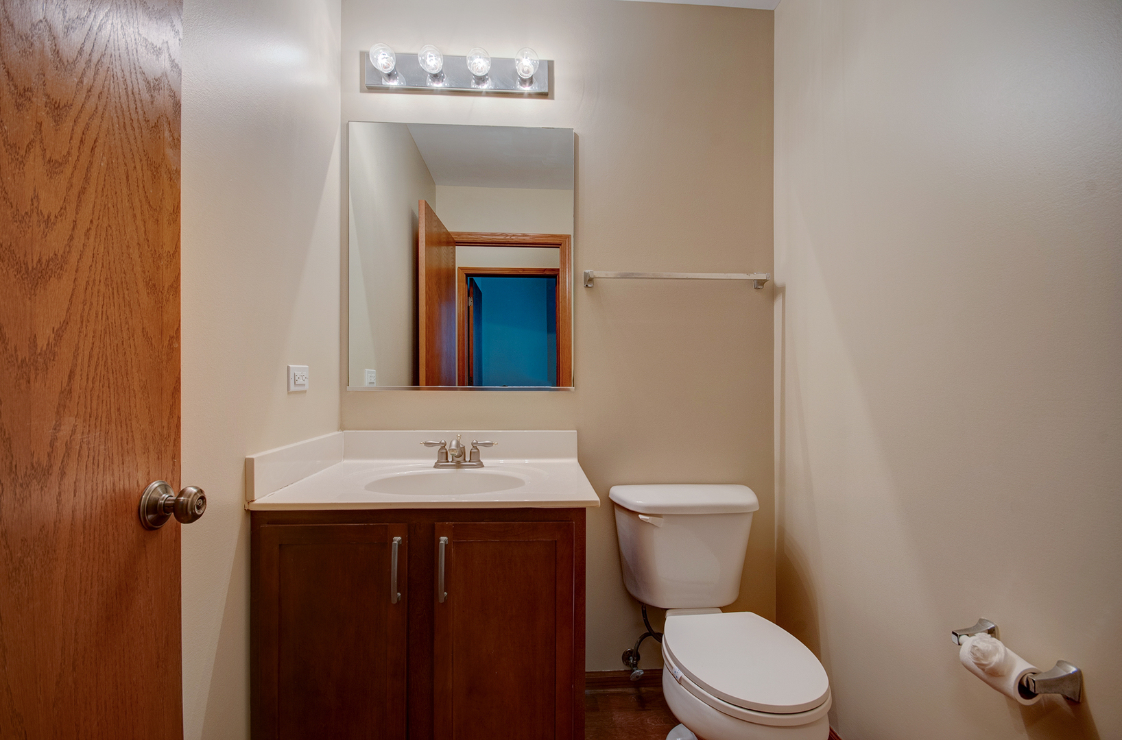 520 Frieh Drive Romeoville, IL 60446 - Photo 17 of 26 a bathroom with a toilet a sink and mirror