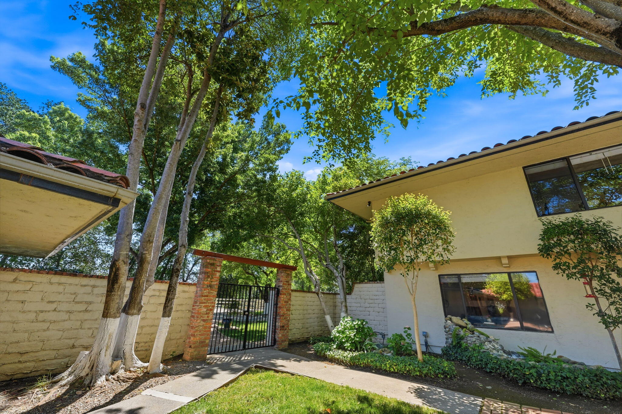 5521 Churn Creek Road Redding, CA 96002 - Photo 18 of 44 Entrance