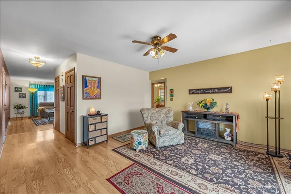 $327,500 | 422 Princeton Drive, North Aurora, IL 60542