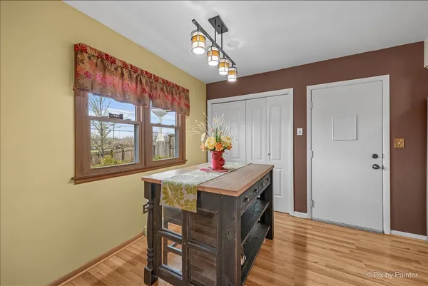 $327,500 | 422 Princeton Drive, North Aurora, IL 60542