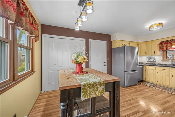 $327,500 | 422 Princeton Drive, North Aurora, IL 60542
