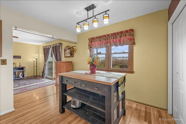 $327,500 | 422 Princeton Drive, North Aurora, IL 60542