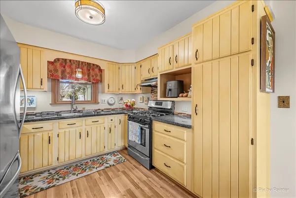 $327,500 | 422 Princeton Drive, North Aurora, IL 60542