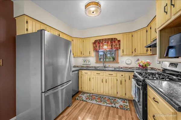 $327,500 | 422 Princeton Drive, North Aurora, IL 60542