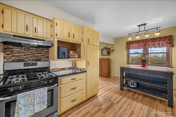 $327,500 | 422 Princeton Drive, North Aurora, IL 60542