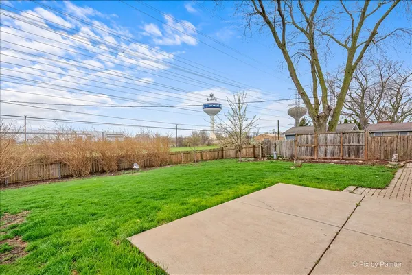 $327,500 | 422 Princeton Drive, North Aurora, IL 60542