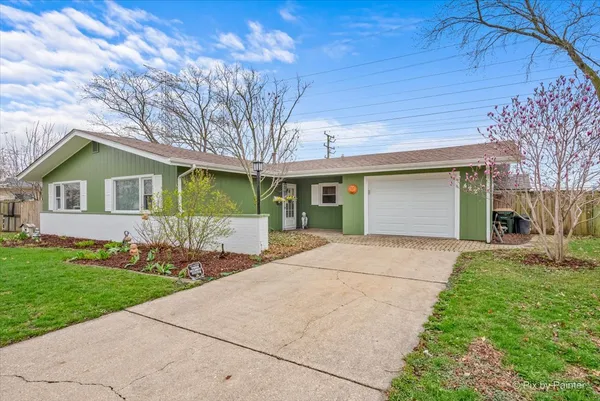 $327,500 | 422 Princeton Drive, North Aurora, IL 60542