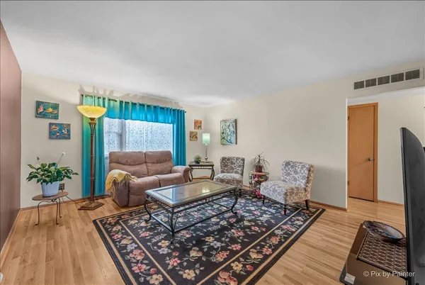 $327,500 | 422 Princeton Drive, North Aurora, IL 60542