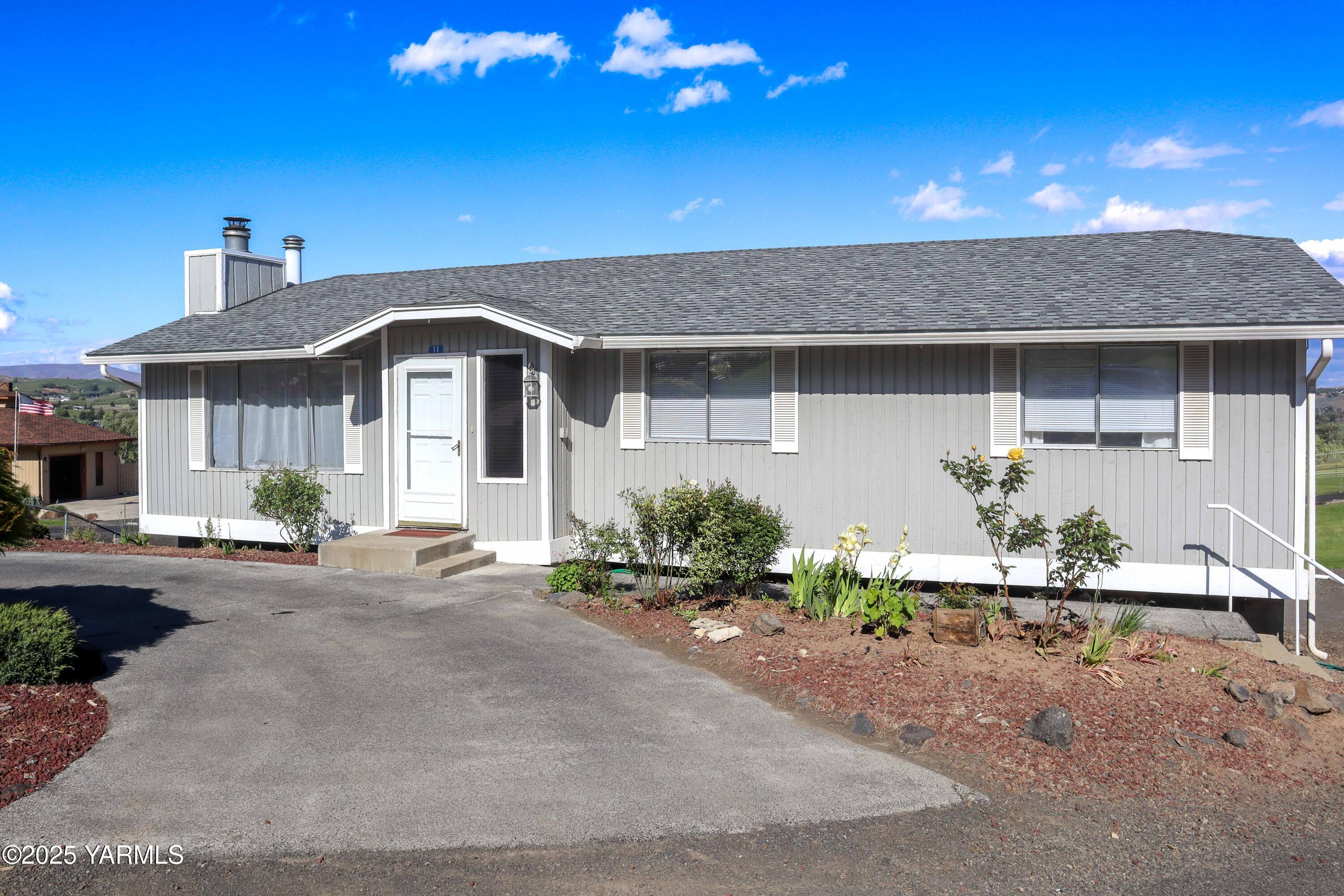 11 Echo Court Yakima, WA 98908 - Photo 2 of 29 IMG_8502