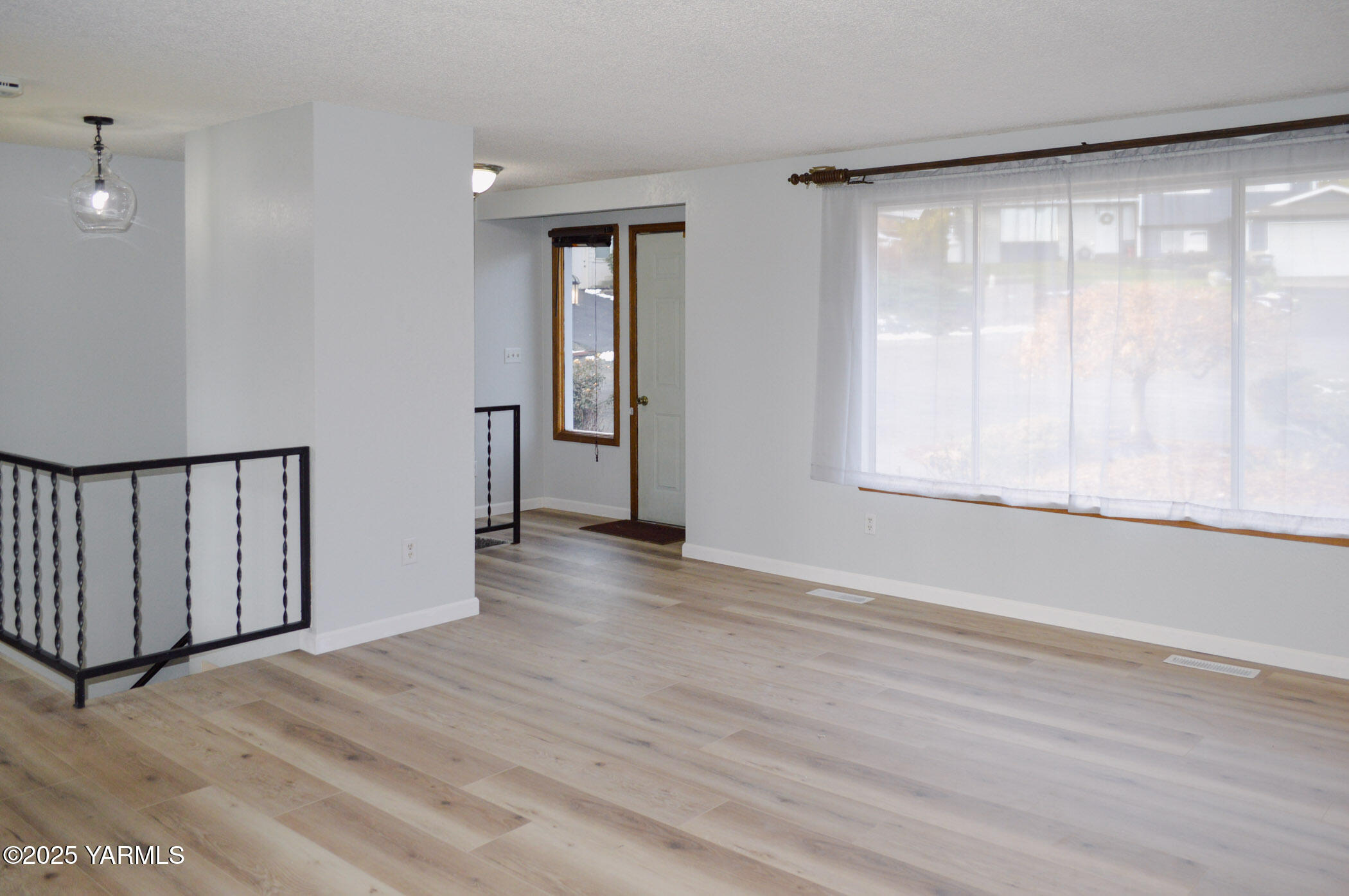 11 Echo Court Yakima, WA 98908 - Photo 4 of 29 Inside Front Door