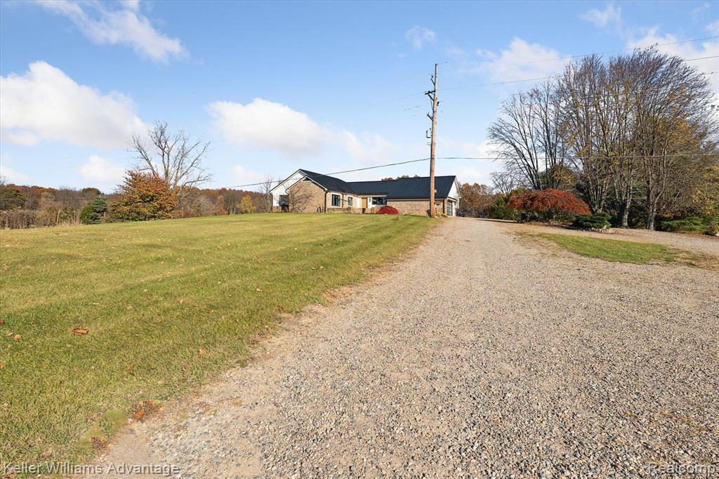 8299 Pinckney Road Pinckney, MI 48169 - Photo 4 of 45