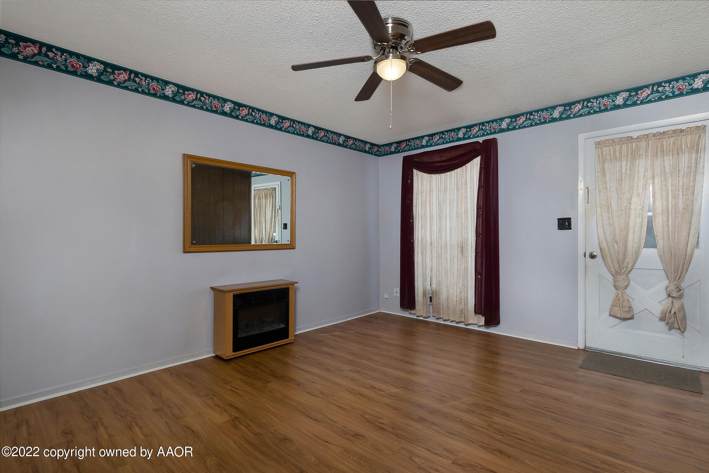 5308 Parker Street Amarillo, TX 79110 - Photo 3 of 16 003_Living Room