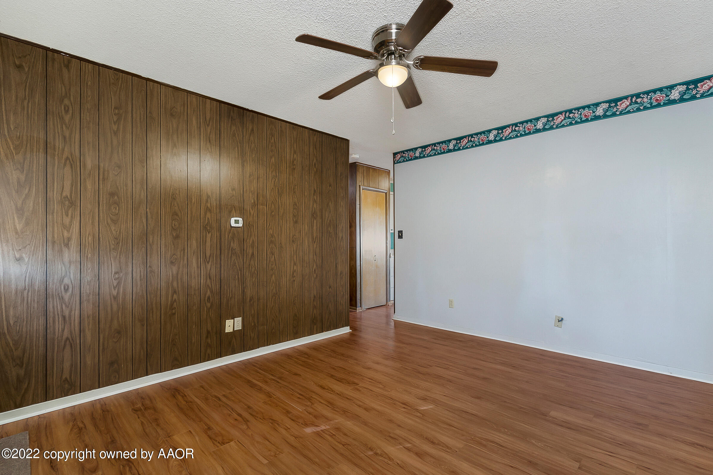 5308 Parker Street Amarillo, TX 79110 - Photo 4 of 16 004_Living Room 2
