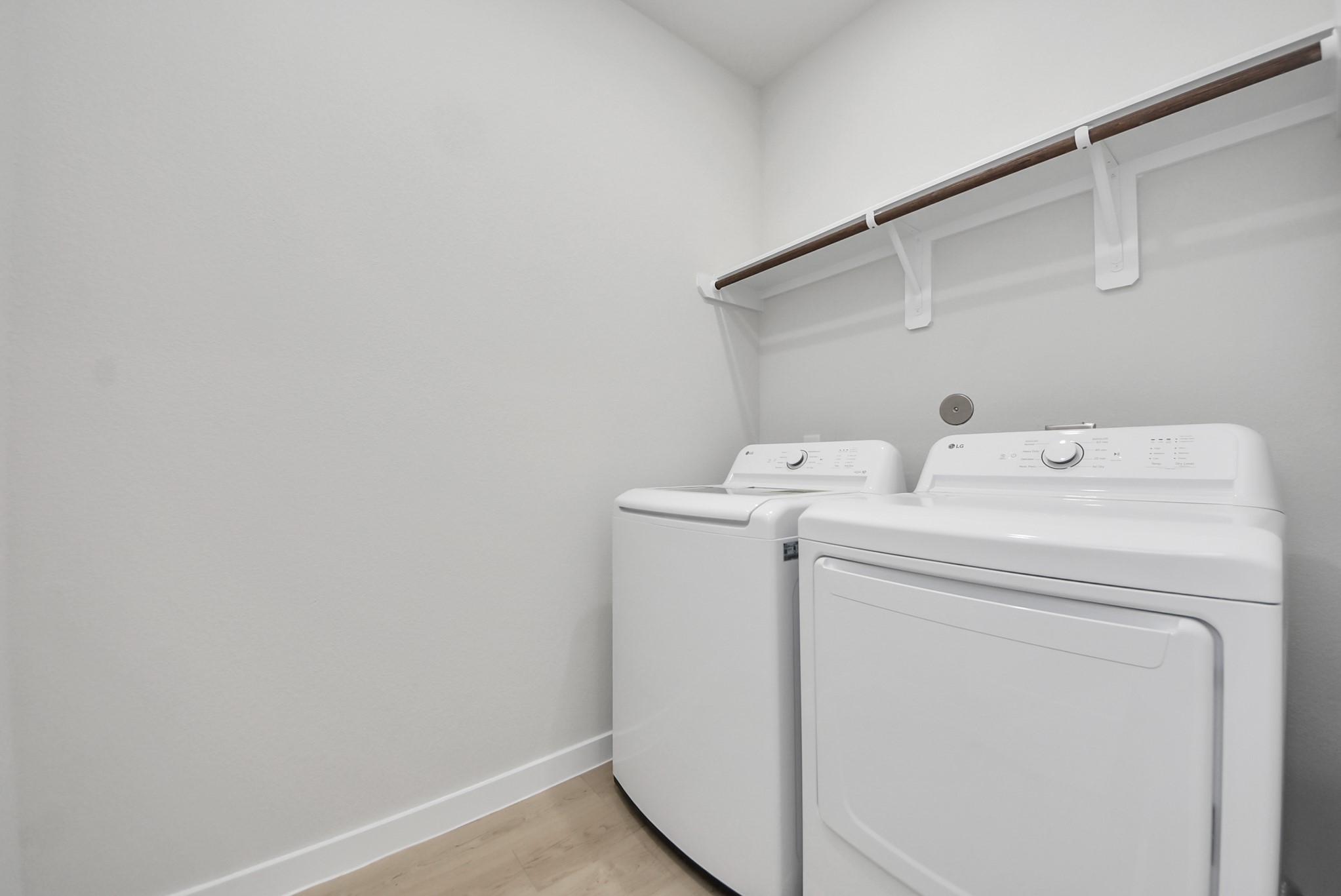 473 Shoreview Drive Conroe, TX 77303 - Photo 18 of 49 a utility room with dryer and washer