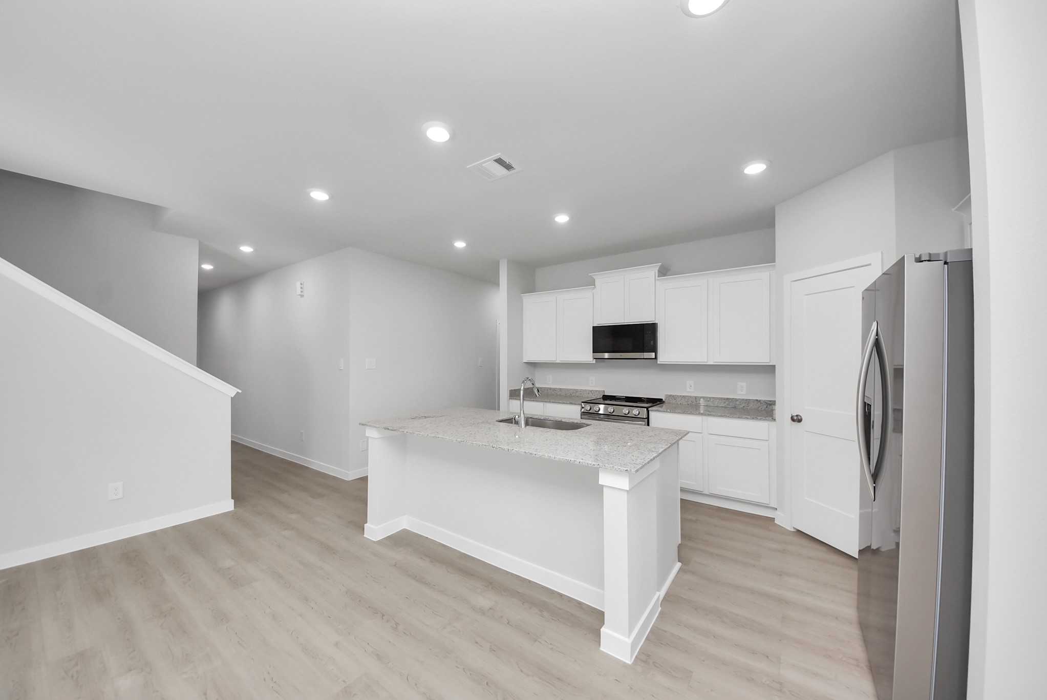 473 Shoreview Drive Conroe, TX 77303 - Photo 20 of 49 a kitchen with stainless steel appliances a refrigerator and a stove top oven