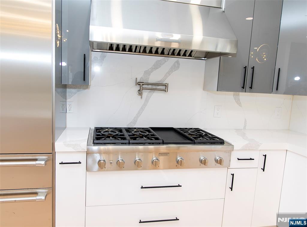 42 Harvey Street Closter, NJ 07624 - Photo 7 of 33 a close view of stove top oven