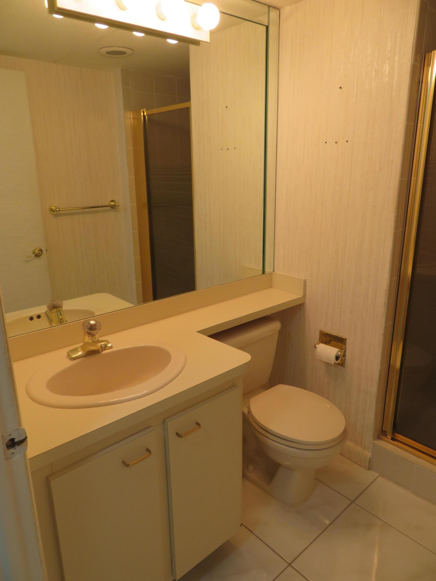 9233 Southwest 8th Street, Unit 409 Boca Raton, FL 33428 - Photo 31 of 40 46 9233-409 Guest Bath1
