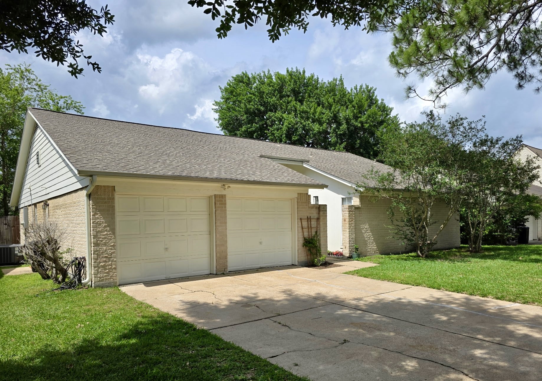 16007 Mill Point Drive Houston, TX 77059 - Photo 5 of 38