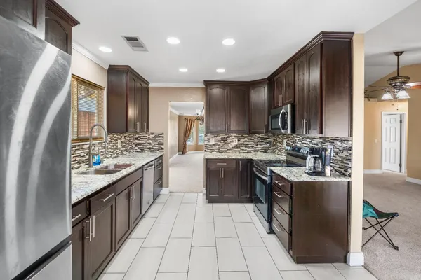 a view of entryway with bathroom