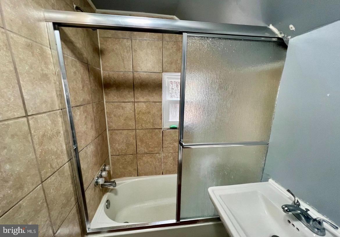 810 North Division Street Salisbury, MD 21801 - Photo 26 of 38 a bathroom with a bathtub and a shower