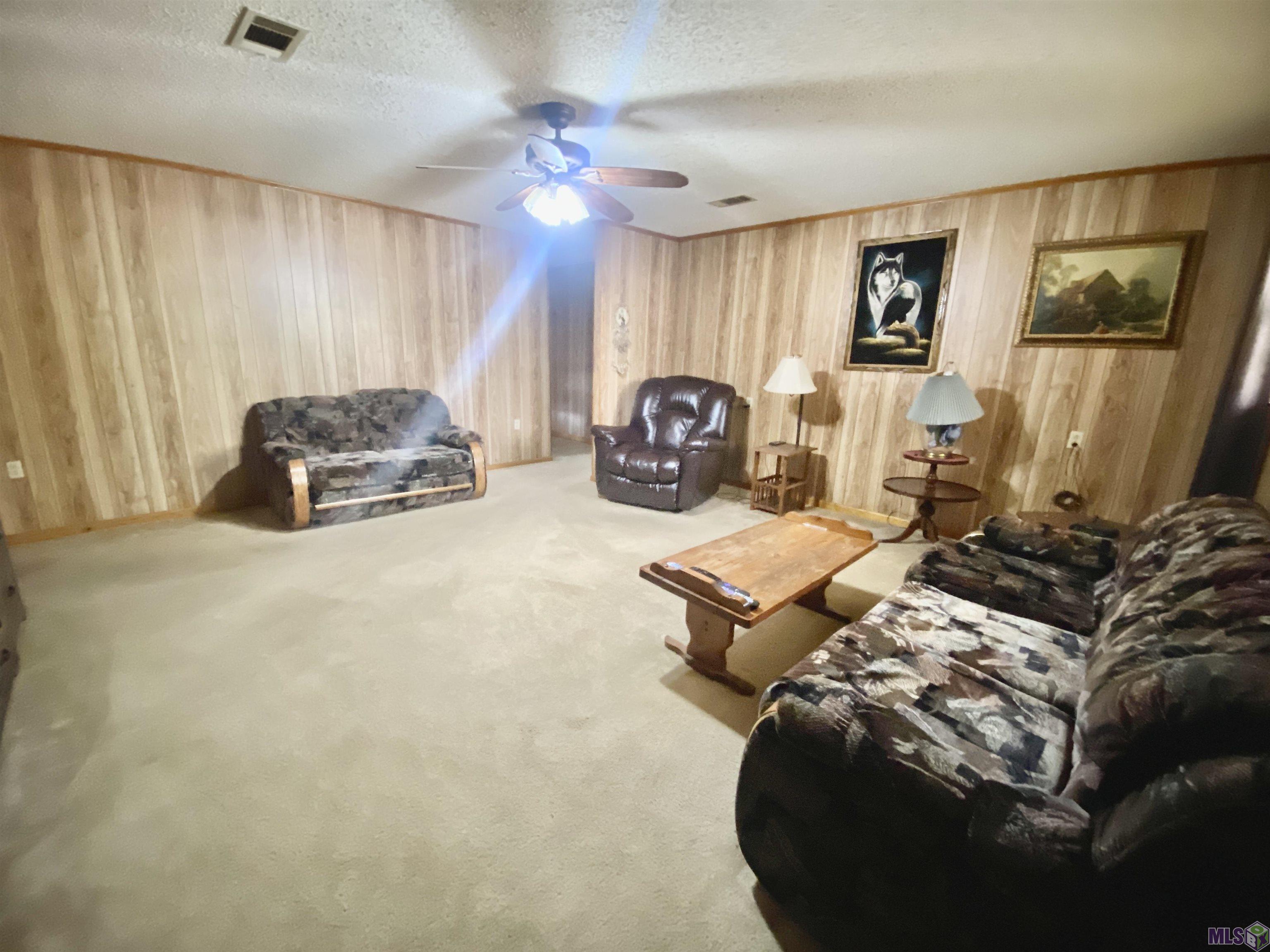 38876 Reinninger Road Denham Springs, LA 70706 - Photo 4 of 31 Livingroom