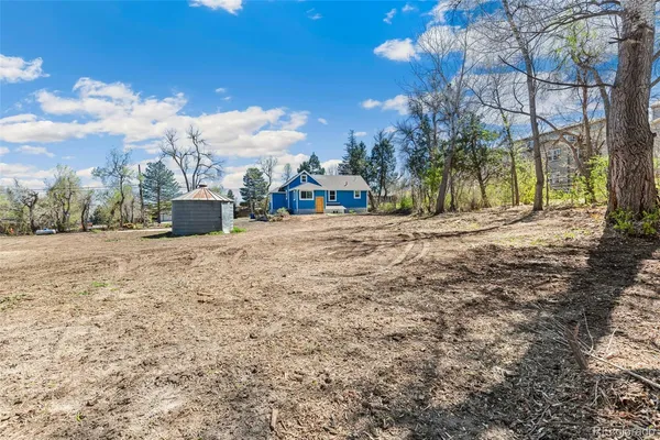 a view of a outdoor space with a house