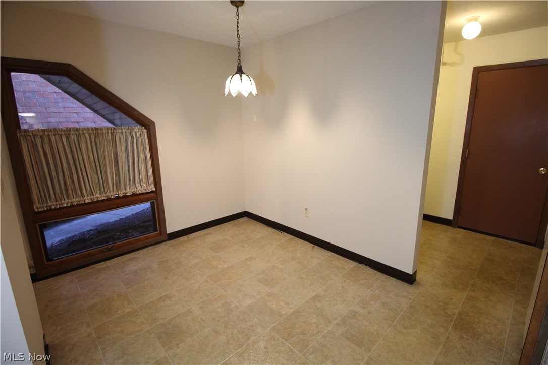 4695 Mayfield Road, Unit D South Euclid, OH 44121 - Photo 5 of 22 Eat in area
