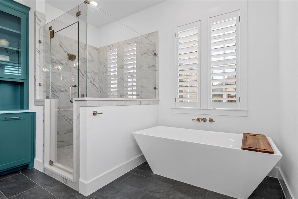 216 Wycliff Drive China Spring, TX 76633 - Photo 21 of 40 a bathroom with shower and a bathtub