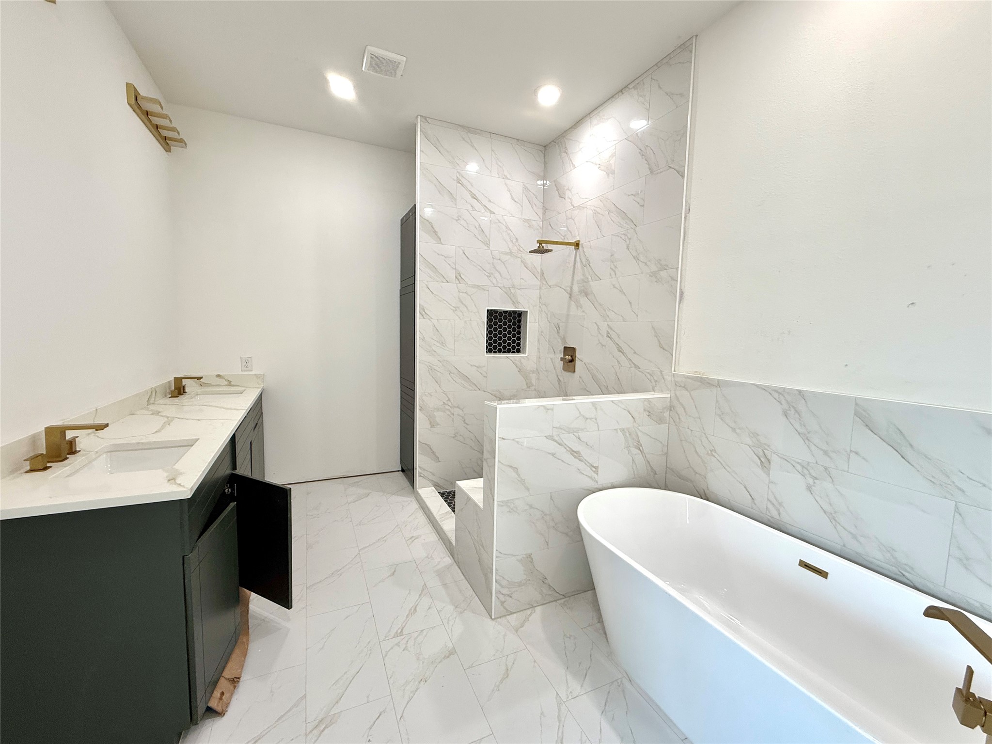 9426 Campbell Road, Unit B Houston, TX 77080 - Photo 8 of 28 a bathroom with a tub a sink and a mirror