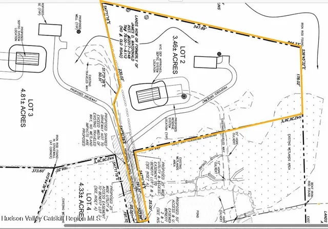 a picture of a white and white wall