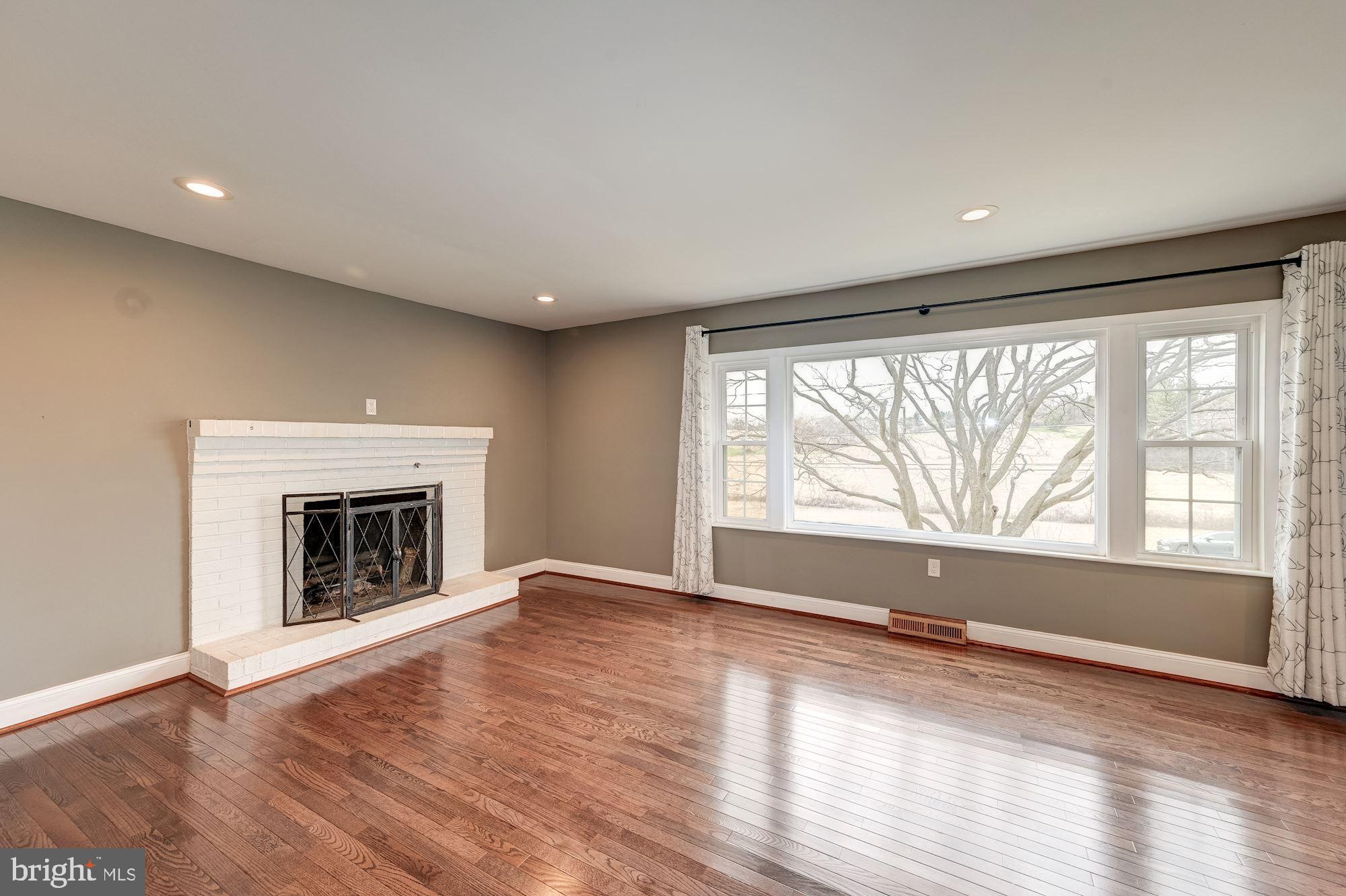 1525 Ridge Road Westminster, MD 21157 - Photo 3 of 40 Living Room