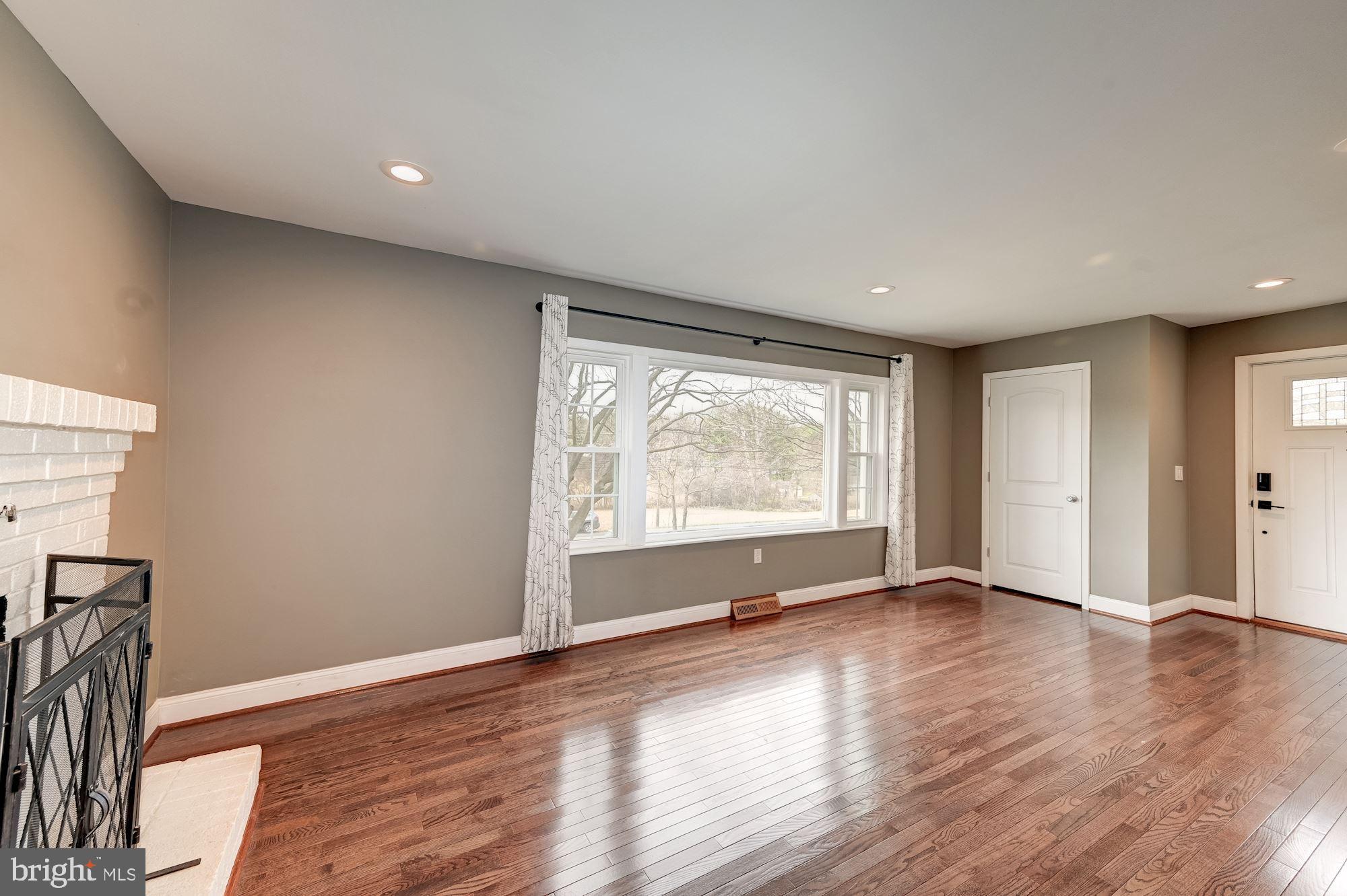 1525 Ridge Road Westminster, MD 21157 - Photo 4 of 40 Living Room