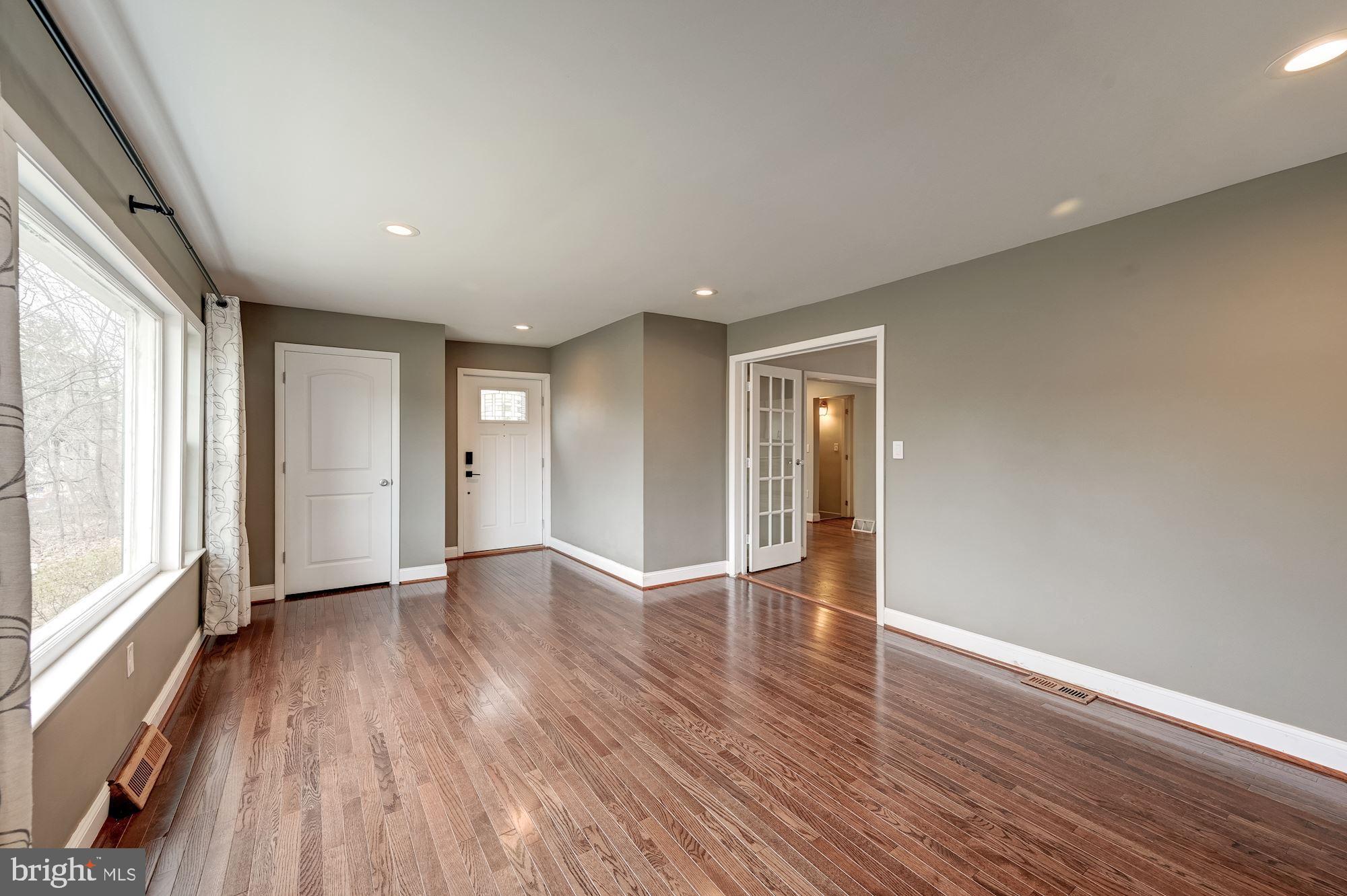 1525 Ridge Road Westminster, MD 21157 - Photo 5 of 40 Living Room
