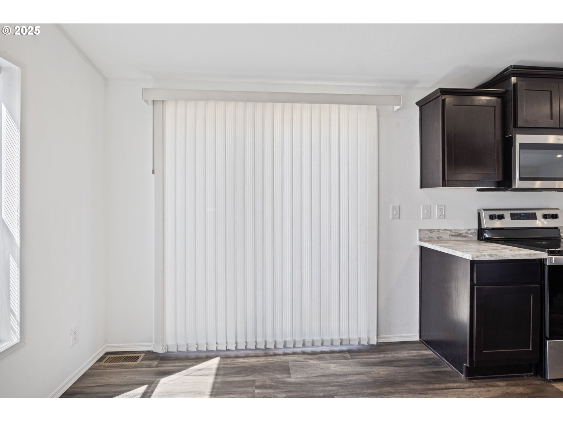 435 Spruce Street Yoncalla, OR 97499 - Photo 23 of 40 Owner's Suite Bedroom