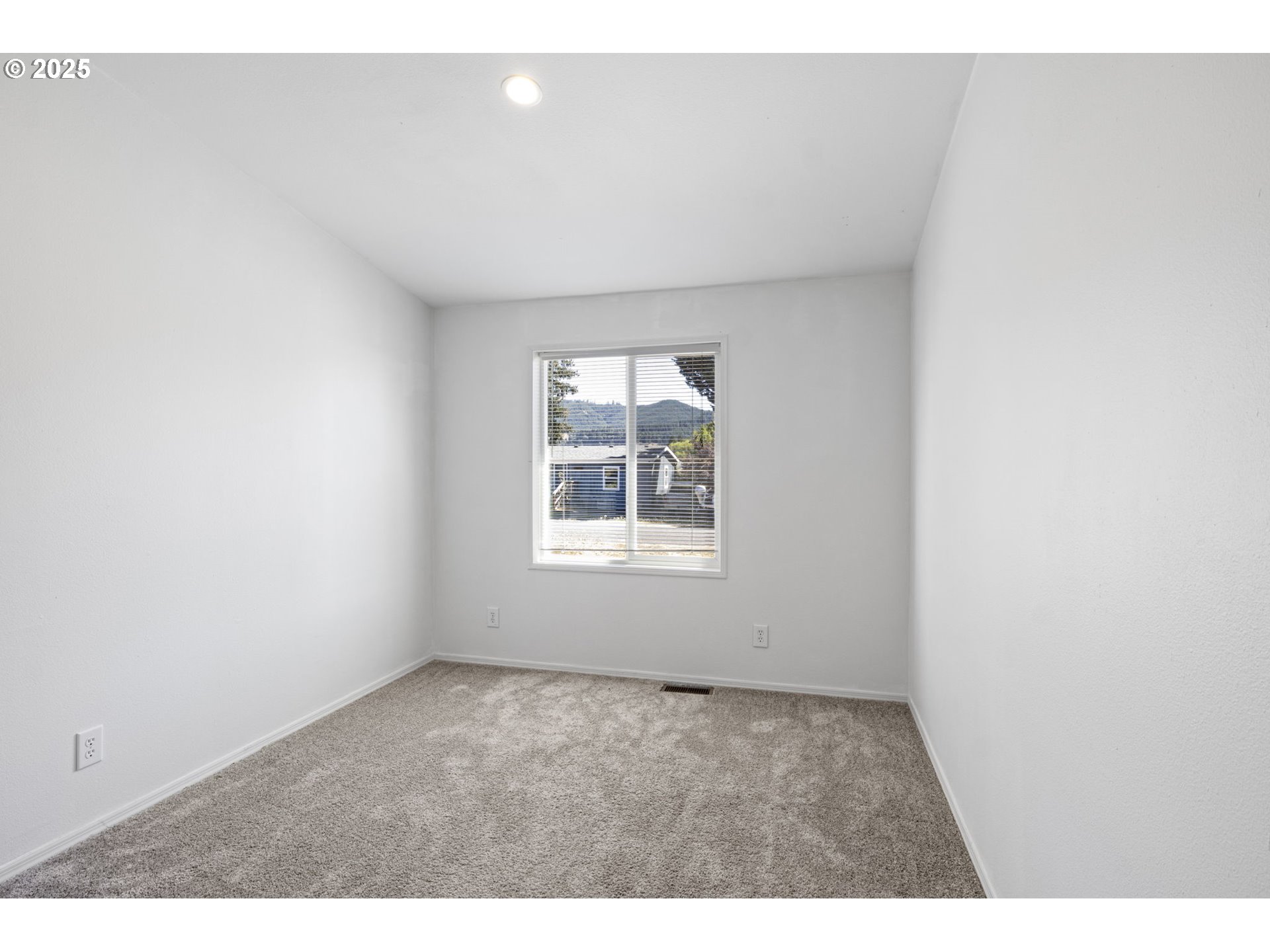 435 Spruce Street Yoncalla, OR 97499 - Photo 32 of 40 Bedroom