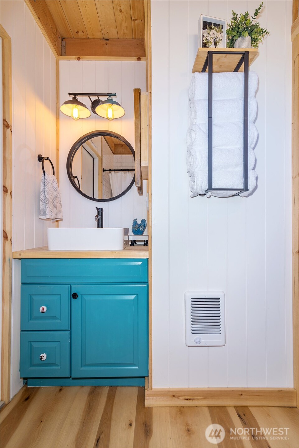 5920 4th Parallel Road Ellensburg, WA 98926 - Photo 17 of 30 a bathroom with a sink and a mirror