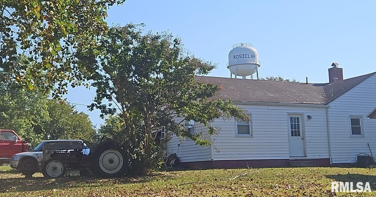 557 3rd Street Rosiclare, IL 62982 - Photo 3 of 5 a front view of a house with a yard