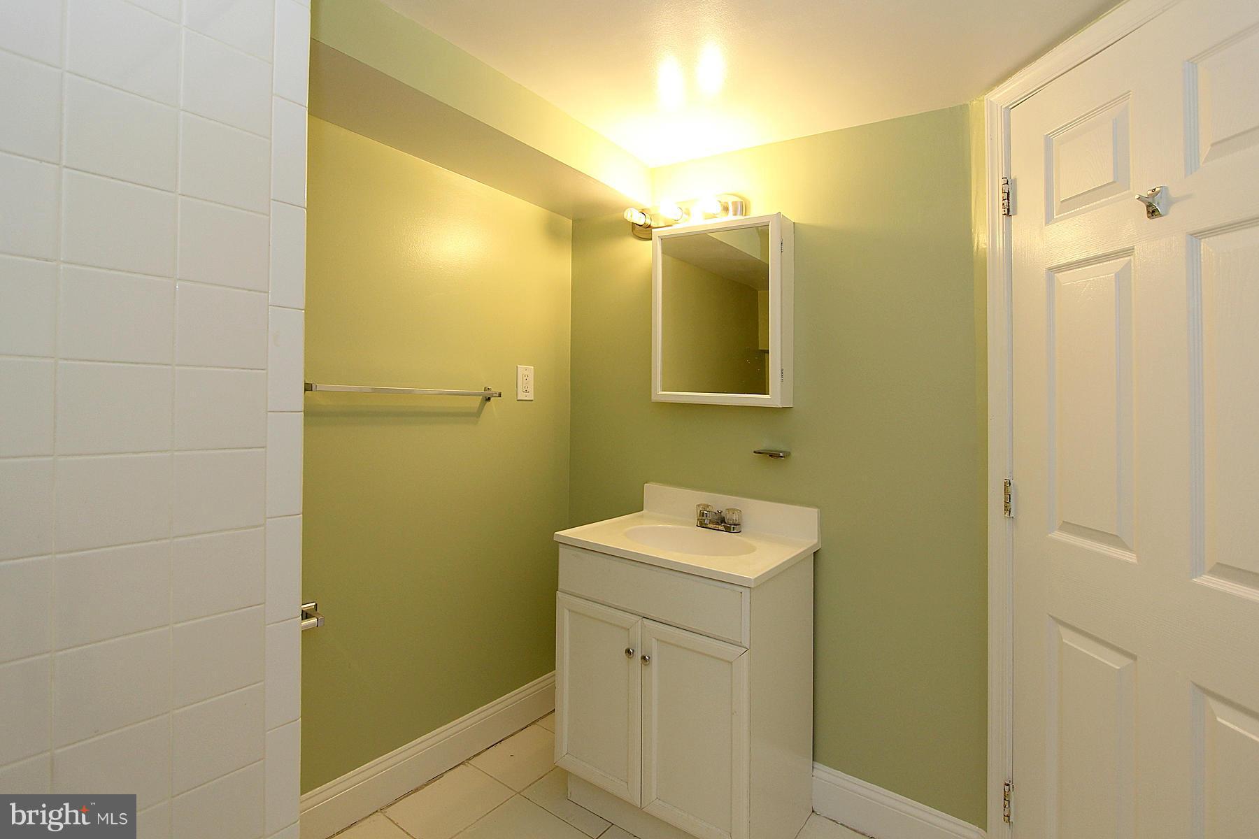 1520 Spring Place Northwest Washington, DC 20010 - Photo 26 of 29 Bath