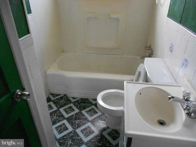 815 Middlesex Road Baltimore, MD 21221 - Photo 7 of 10 Bath