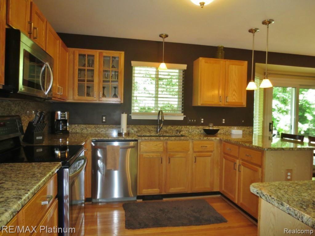 118 Chestnut Ridge Walled Lake, MI 48390 - Photo 7 of 22 Kitchen