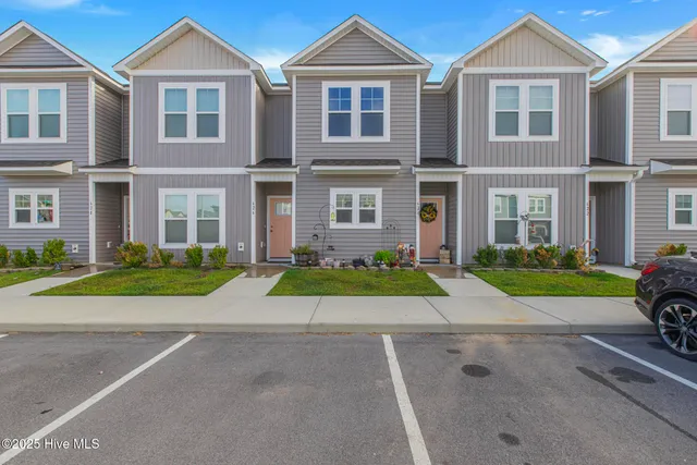 $189,500 | 624 Jacks Xing Drive, Hubert, NC 28539