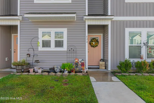 $189,500 | 624 Jacks Xing Drive, Hubert, NC 28539