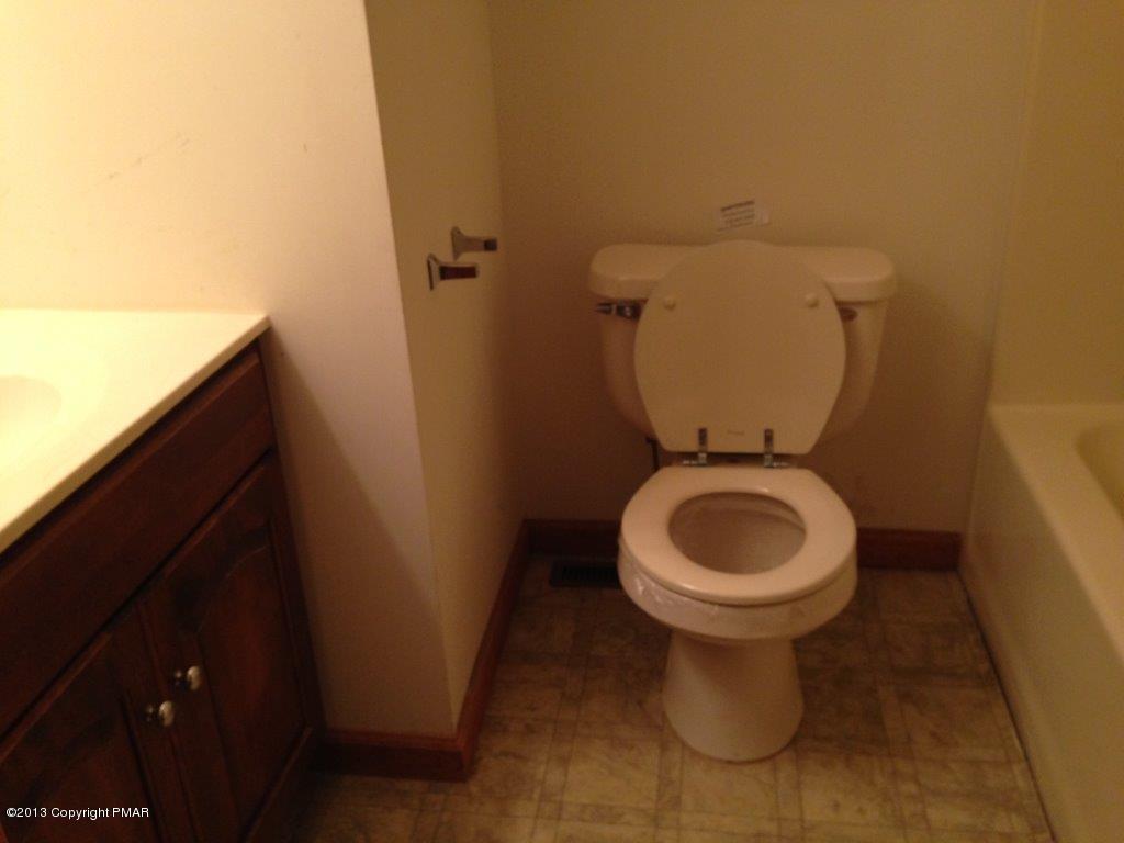 7702 Lake Road Tobyhanna, PA 18466 - Photo 8 of 14 Bath