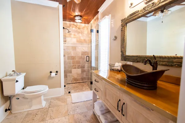 a bath room with a toilet and a bath tub