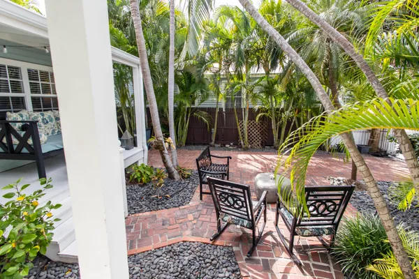 a view of a chairs and table in backyard