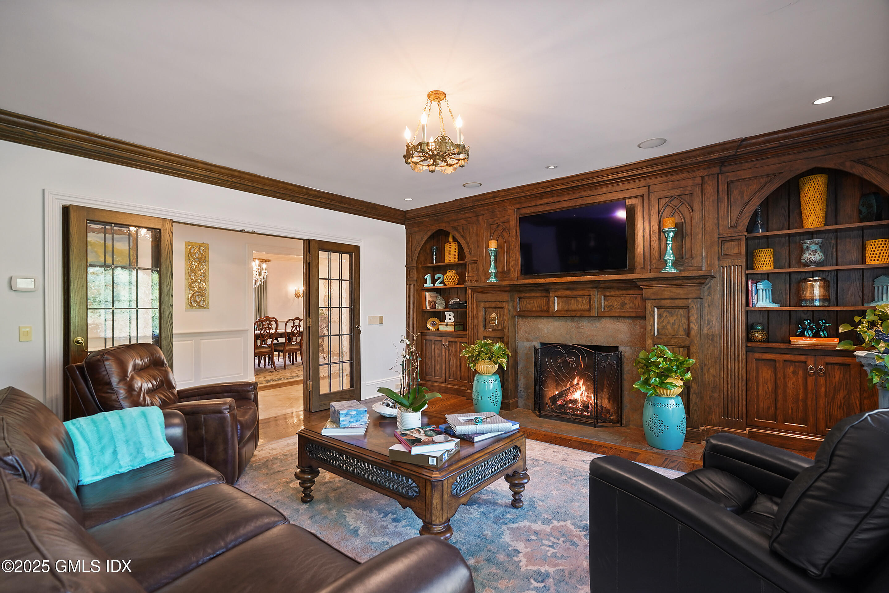 8 Chieftans Road Greenwich, CT 06831 - Photo 20 of 57 FAMILY ROOM